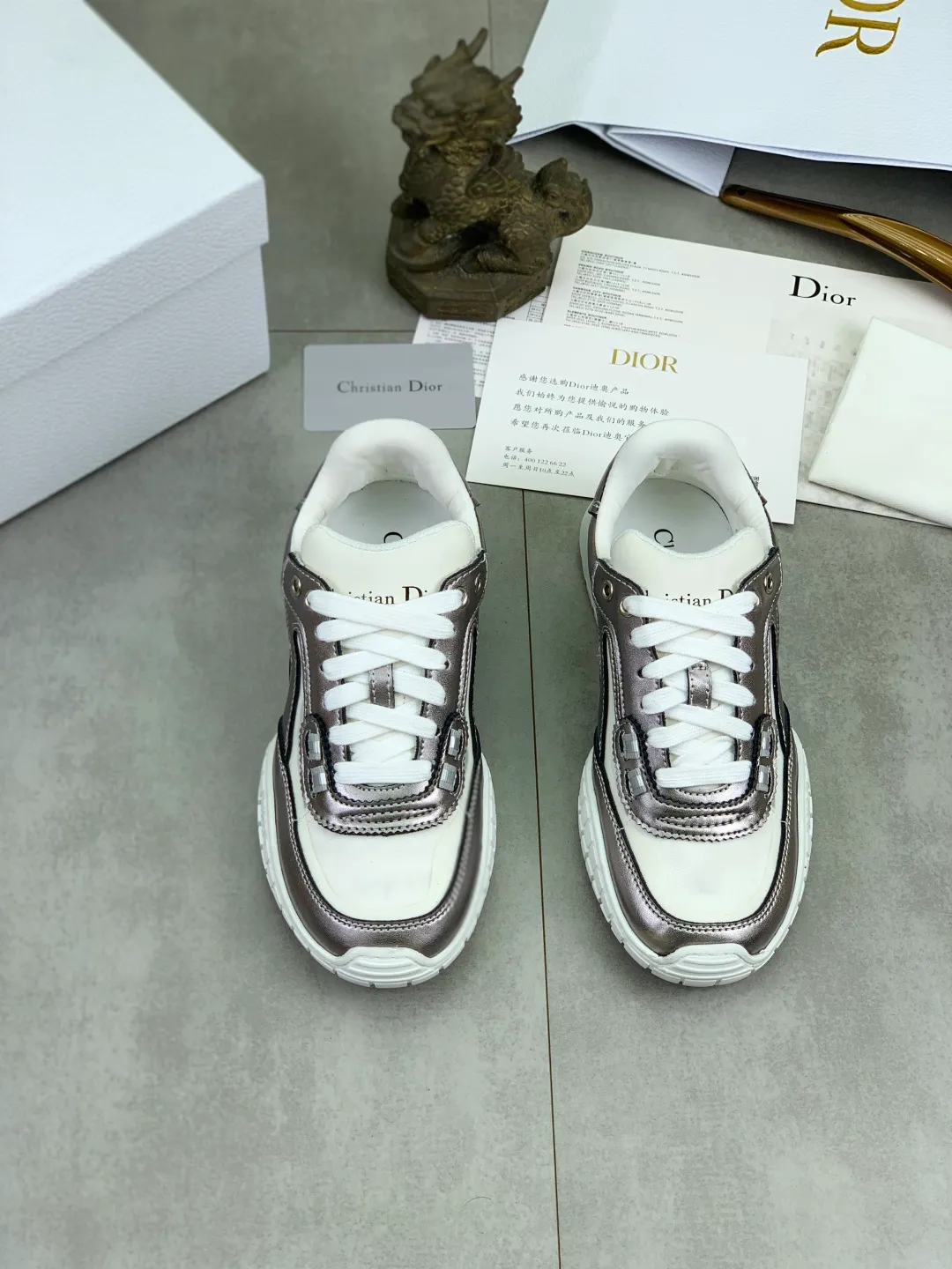 Men's men's shoes P520 new Dior Tech sneakers 2026 early spring series new products, with fashionable details, highlighting retro aesthetics. The light beige anti-suede cow leather upper is spliced ​​with apricot transparent mesh fabric on the side. The upper window edge is adhered with high-frequency flat ironing and back-pressure. It replicates the original craftsmanship, making it beautiful and comfortable without falling off. The interior is made of sheep lining of the same color, which is soft and comfortable. The heel and tongue are embellished with the Paris logo. The textured TPU soles with the same color logo. The high-end version is exquisitely packaged, adding a high-end style.  Code number: 35-46
